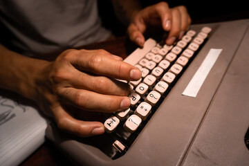 Una mano escribiendo un teclado  - obrazy, fototapety, plakaty