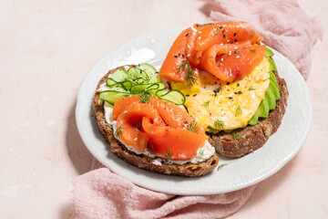 Scrambled eggs with smoked salmon and whole wheat toast