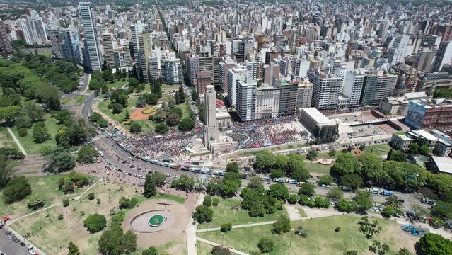 Monumento a la bandera argentina con gente manifestandose