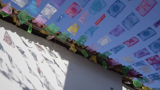 BANDERITAS DE COLORES ADORNOS PUEBLO FIESTA