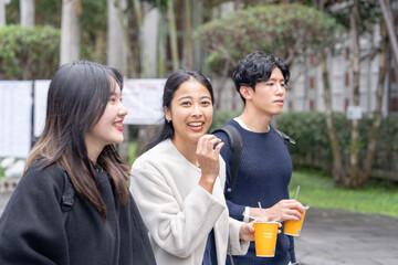 台湾台北市大安区にある大学で過ごす若い２０代の台湾人女性と男性とアジア人女性 Young Taiwanese women and men and Asian women in their 20s at a university in Da'an District, Taipei City, Taiwan