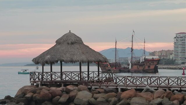 BARCO PIRATA ATARDECER