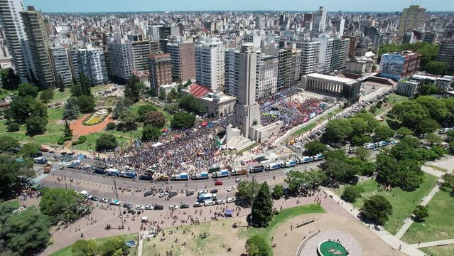 Monumento a la bandera argentina con gente manifestandose