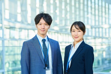 並んで立つスーツ姿の男女