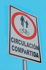 traffic signal for shared circulation between bicyclists and pedestrians. sign in spanish