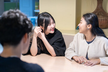 台湾台北市大安区の大学の食堂で３人の台湾人とアジア人の大学生男女が話している様子 Three Taiwanese and Asian college students talking at a university cafeteria in Da'an District, Taipei City, Taiwan