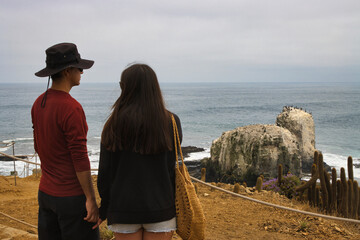Turista miran el borde de la costa