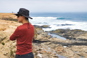 Turista contempla y mira todo el lugar de la costa