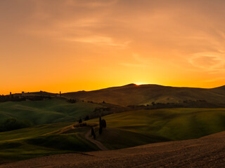 Fototapeta na wymiar the beautiful sunrise over the tuscany landscape in italy