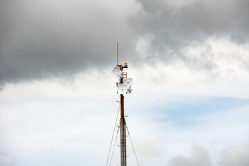 Obraz premium Wireless data station aerial view Against a cloudy sky. Cell tower