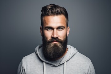 Obraz premium A photo of a man wearing a hoodie and sporting a beard.