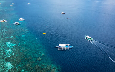 Fototapeta premium Panorama with a aerial top view as perspective of the Sumilon island beach landing near Oslob, Cebu, Philippines.