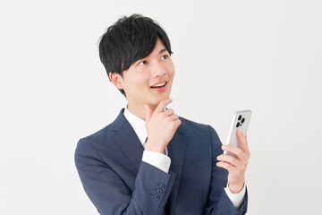 スマートフォンを持って想像するビジネスマン　白背景