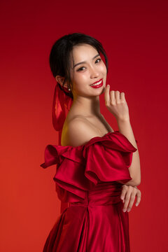 New Year atmosphere, an Asian young woman against a red background