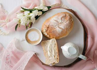 晴れた日の気持ちの良い朝食、ブランチ、女性らしい淡いピンクのテーブルコーディネートイメージ