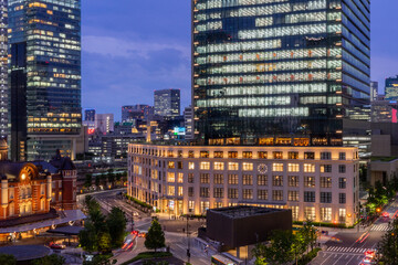 Fototapeta premium This photo captures the stunning night view of Tokyo Station, with its beautifully illuminated red-brick facade and iconic architecture.