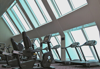 Fitness Fahrräder Lufbänder in Sportstudio auf Luxus kreuzfahrtschiff - Cardio Fitness equipment...