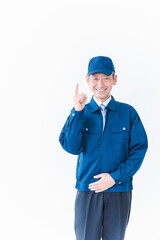 笑顔でおすすめを指差す工場労働者