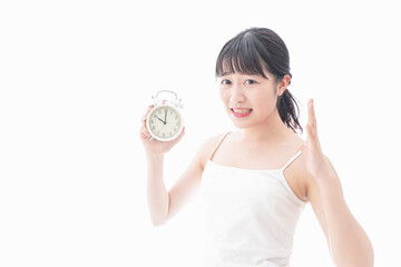 寝坊をする若い女性
