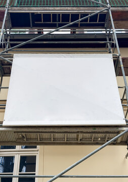Ger&uuml;stbanner mit Platz f&uuml;r Bannerwerbung an der Hausfassade