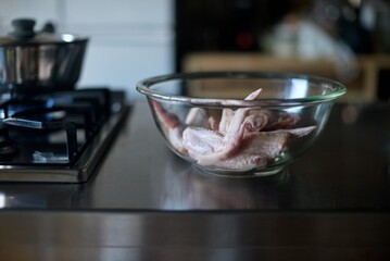 手羽先をガラスのボウルにいれたところ