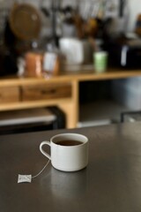 テーバックで紅茶を淹れているところ