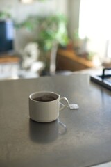テーバックで紅茶を淹れているところ