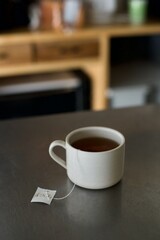 テーバックで紅茶を淹れているところ