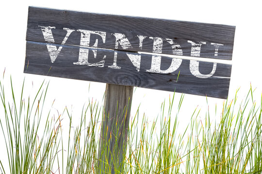 Pancarte vendu avec herbes, fond blanc 