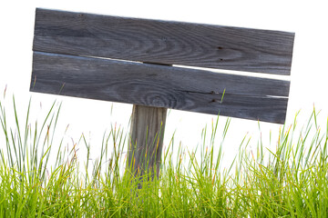 pancarte bois sans lettrage dans l’herbe 