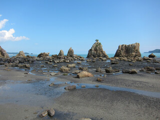 【南紀白浜】海岸に岩山が並ぶ干潮時の橋杭岩