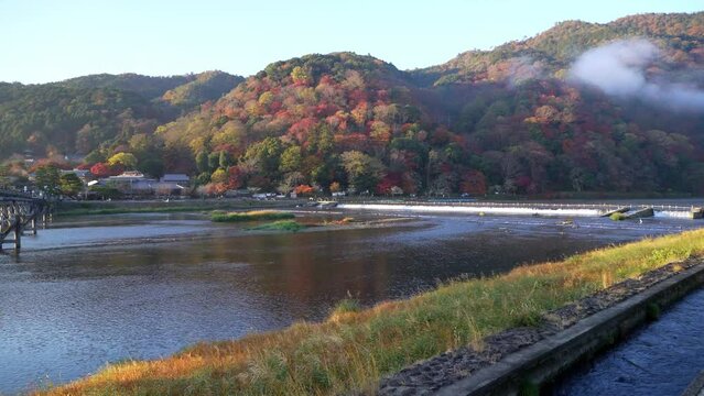 京都　渡月橋と嵐山の紅葉