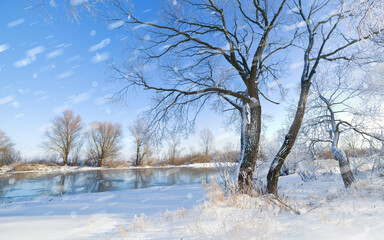 Fototapeta na wymiar winter on the river at snowfall.