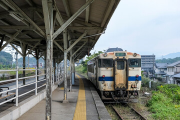 Fototapeta na wymiar 原田駅を出発するレトロな雰囲気の普通列車