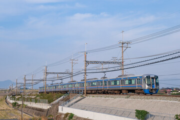筑紫平野を走る西鉄の電車