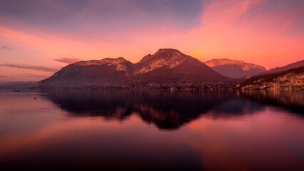 Paysage du lac d'Annecy en Haute-Savoie au coucher du soleil en hiver entouré de montagne dans les...