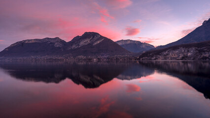 Paysage du lac d'Annecy en Haute-Savoie au lever du soleil en hiver entouré de montagne dans les Alpes françaises
