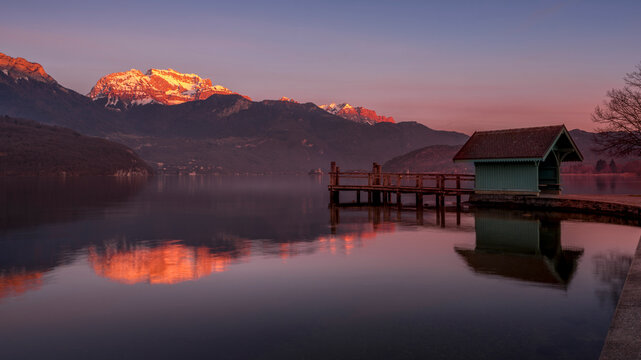 Paysage du lac d'Annecy en Haute-Savoie au coucher du soleil en hiver entour&eacute; de montagne dans les Alpes fran&ccedil;aises