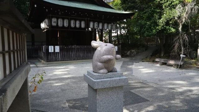 京都　岡崎神社の狛うさぎ