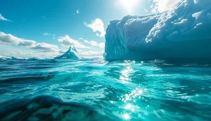 Tableaux ronds sur aluminium Antarctique Iceberg in the ocean with a stunning view under water.