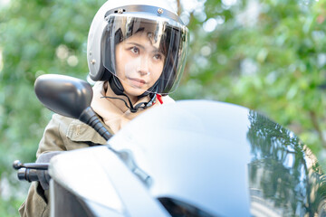 Fototapeta na wymiar バイクに乗る女性ライダー