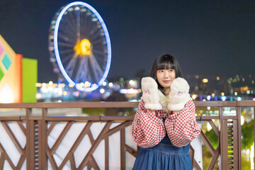 台湾台北市士林区にある遊園地で夜に遊ぶ２０代の若い台湾人女性A young...
