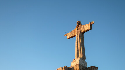Estatua Cristo cima montaña