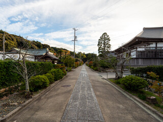 静岡県湖西市鷲津の本興寺参道