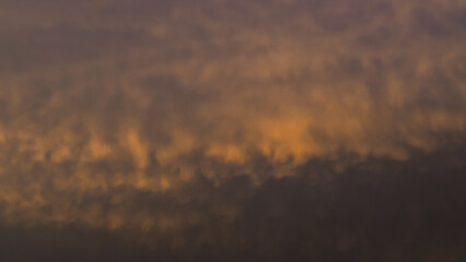 Ciel jaunâtre pendant le coucher du soleil, sous des nuages de type mammatus, après un orage - obrazy, fototapety, plakaty