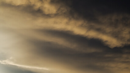 Fototapeta na wymiar Ciel jaunâtre pendant le coucher du soleil, sous des nuages de type mammatus, après un orage