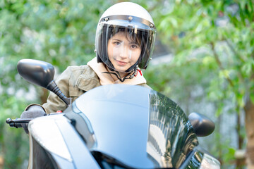 バイクに乗る女性