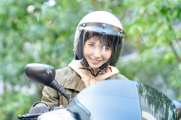バイクに乗る女性ライダー