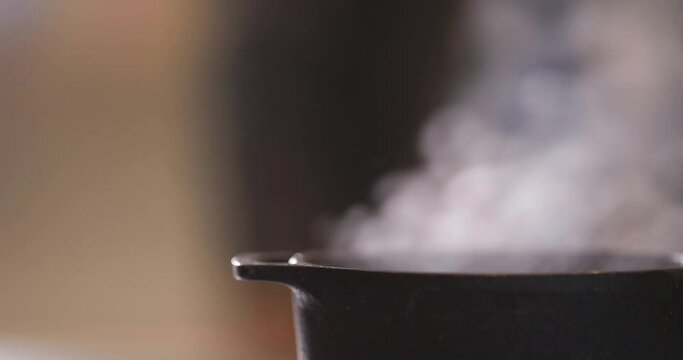 グツグツと沸騰した鍋から立ち上がる湯気　料理・レストラン・蒸気