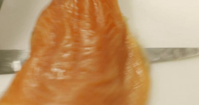 鮭サーモンの皮をナイフで剥ぐ　魚・料理・レストラン・手元